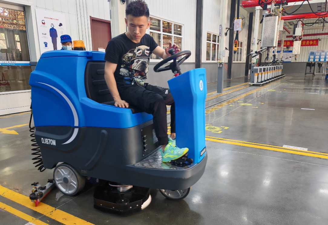 河北一大型加工車間選擇DJ870M洗地機(jī)